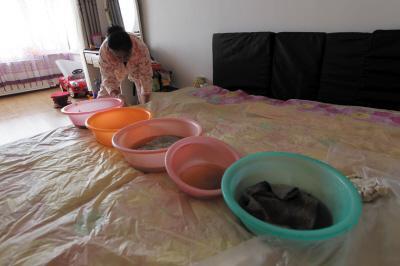 泾川楼上漏水，住户失联，小区没物管，业主维权难！律师来支招……
